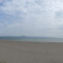 三浦海岸の砂浜と海岸線　パノラマモードで撮影