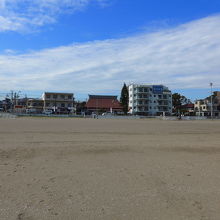 砂浜から見た街並