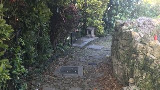 石畳のさらに先に