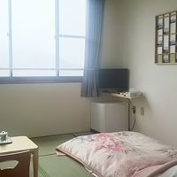 バス・トイレ無し6畳です。壁には富士山の写真がいっぱい！！