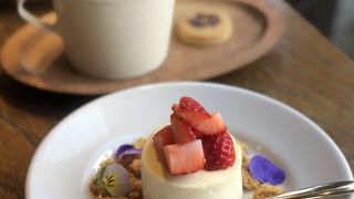 おしゃれでシックなお花屋さんカフェ