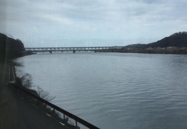 江の川が日本海に流れ出る様子が見られました。