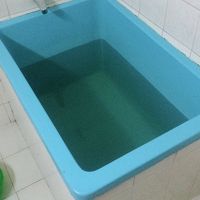 小さい浴槽。水がちょっと茶色い気がするけど、問題なし。