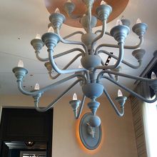 狩猟の館をイメージした店内