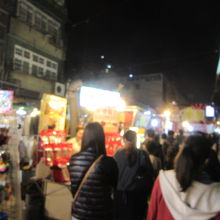 人をかき分けながら歩かないといけません。