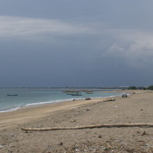 クタビーチの南側から、北側を見ています。バリ島の西側です。