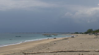 クタビーチは、バリ島の南西側の海岸で、砂浜に樹木林が迫っていました。
