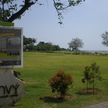 ホテルやカフェの芝生が海岸まで延びていて、商業化されています