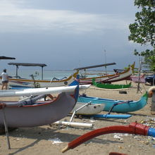 砂浜には、数多くの漁船のカヌーが無造作に置かれています。