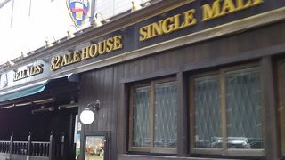 築地駅から東銀座方面の裏路地にあります。