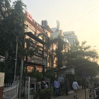 周囲は割と賑やかな感じ