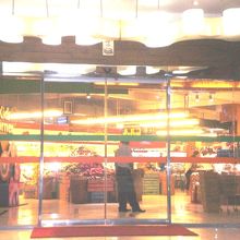 ケンディリ通りに面したｽｰﾊﾟｰﾏｰｹｯぺピートの入口です。