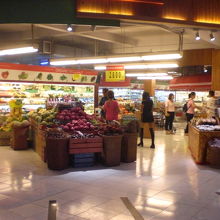 ぺピートの中に入ると、まず果物コーナーが、目に入ります。