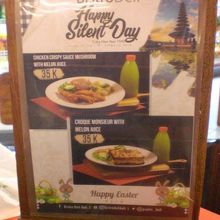 ぺピートの店内にあるビストロのサービスメニューです。安いです