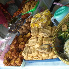 朝食準備をする人向けに、油揚げを味付けしたものを売っています