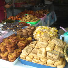 奥の方には、各種の総菜が売られています。朝食用なのでしょう。