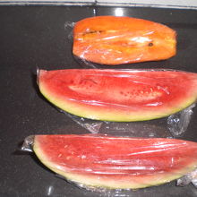 果物を買って、ホテルに帰り、食べました。１つ６０円くらいです