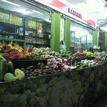 いろんな種類の果物が売られています。目が移り困ってしまいます