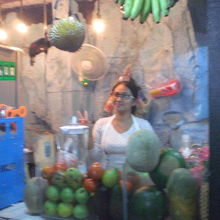 元気なお姉さんが働いているジュース屋さんです。やや高いです。