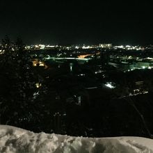 横手公園から川原のミニかまくらを眺める