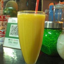 マンゴージュースを頼みました。約８０円くらいです。甘いです。