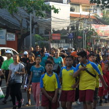 朝早くから街に出て来る生徒のようです。朝ごはんの用意も早い？