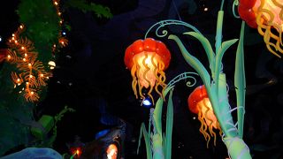 クラゲに乗って海中散歩