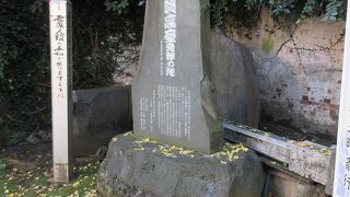 石碑の周りは些か雑然としていて残念でした。