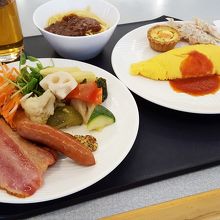 和食・洋食とも種類がふんだん。オムレツがとにかく美味。