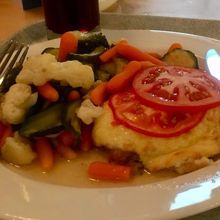 魚のフィレ、ホットサラダ、ベリージュース。