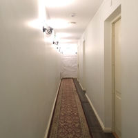 廊下の漆喰の壁は真っ白。改築したばかりなのかもしれません。