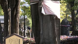 二尊仏の近くにあります