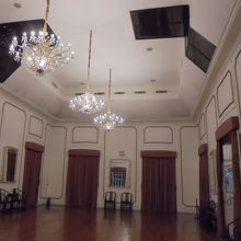 劇場手前の広間