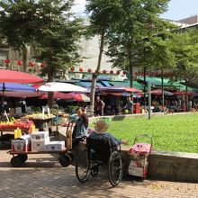 パラソルの下に店が立ち並ぶ