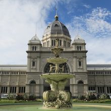 王立展示館とカールトン庭園