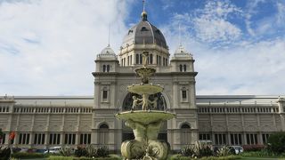 王立展示館とカールトン庭園