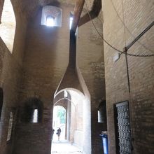 跳ね橋の内側・・市民の皆さんも通っています