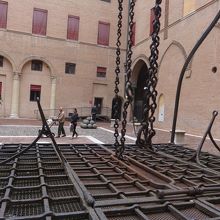 中庭の井戸の蓋・・物凄い存在感でした。