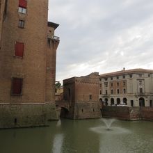 お堀も綺麗に整備されています