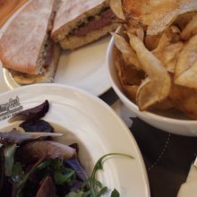 牛肉サンドはサラダとポテトチップスをつけました