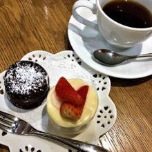 フォンダンショコラとベリーのミニケーキセット。