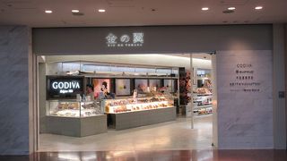 ゴディバなど有名ブランドのショップが入っています。