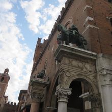 右側の騎馬像はフェッラーラ領主・ニコロ3世