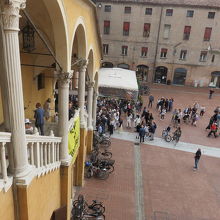 門を潜ると階段があります（イベントで賑わっていました）