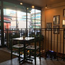 時間がある人は、西側出口前にカフェがありますよ！