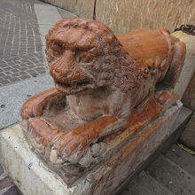 ファサードは補修中・獅子は展示されていましたが・・