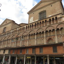 カテドラルの回廊・・歴史を感じます（店舗になっています）