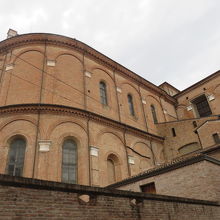 裏に回ってみました。堂々とした建物でした