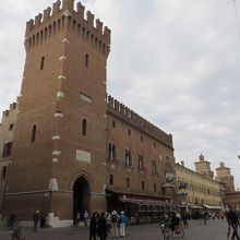 現市庁舎・鐘楼も堂々としています