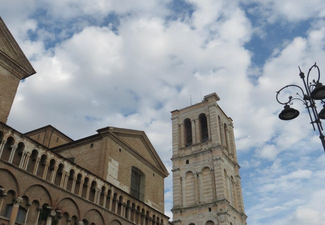 ファサードは補修中・・でも、存在感は体感できました。